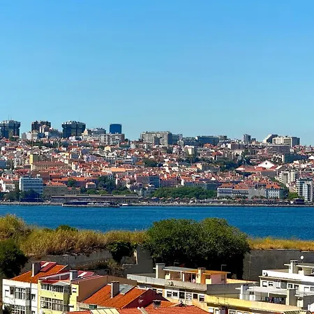 Only 10 Min From Lisbon City Centre, 15 Min Driving From The Beaches! Appartement