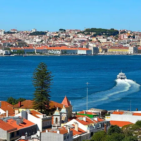 Only 10 Min From Lisbon City Centre, 15 Min Driving From The Beaches! Appartement